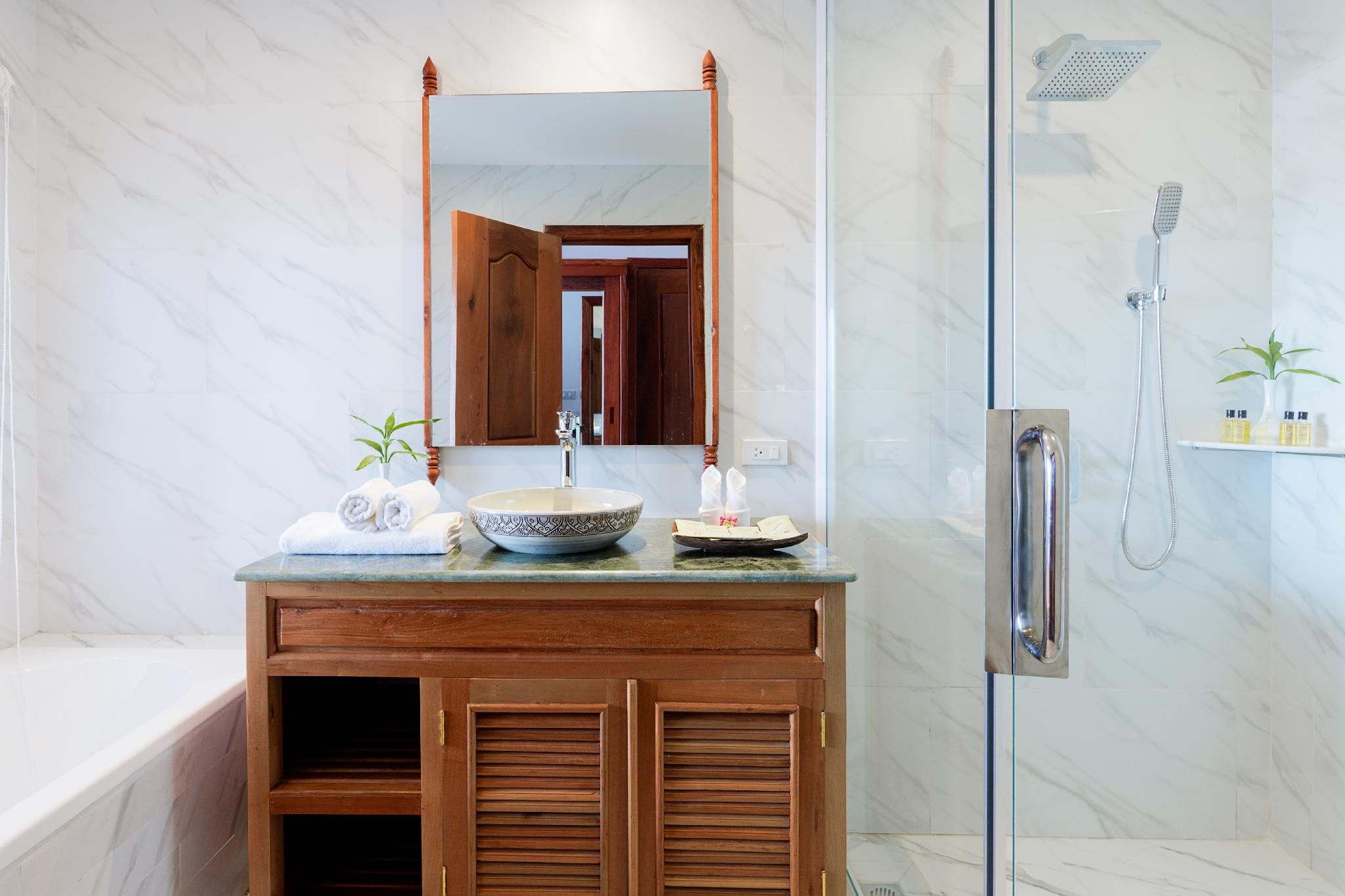 Two Seasons Siem Reap Hotel Deluxe Double Room with Balcony 3