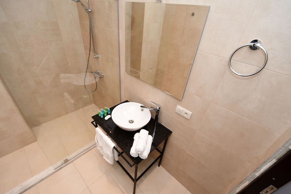 Maxela Rooms & Suites Deluxe Room, Multiple Beds, City View 9