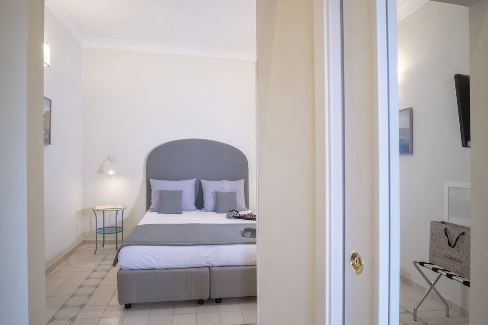 Rosa Magra Guest House Deluxe Double or Twin Room, Ensuite, Courtyard View 8