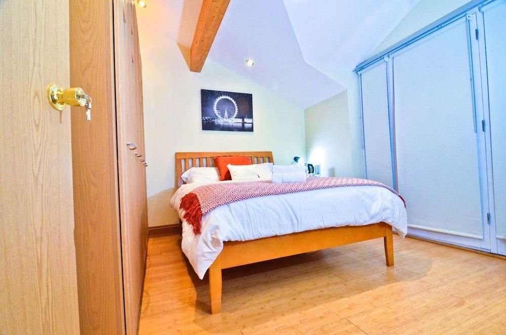 Thames view house Deluxe Double Room 6