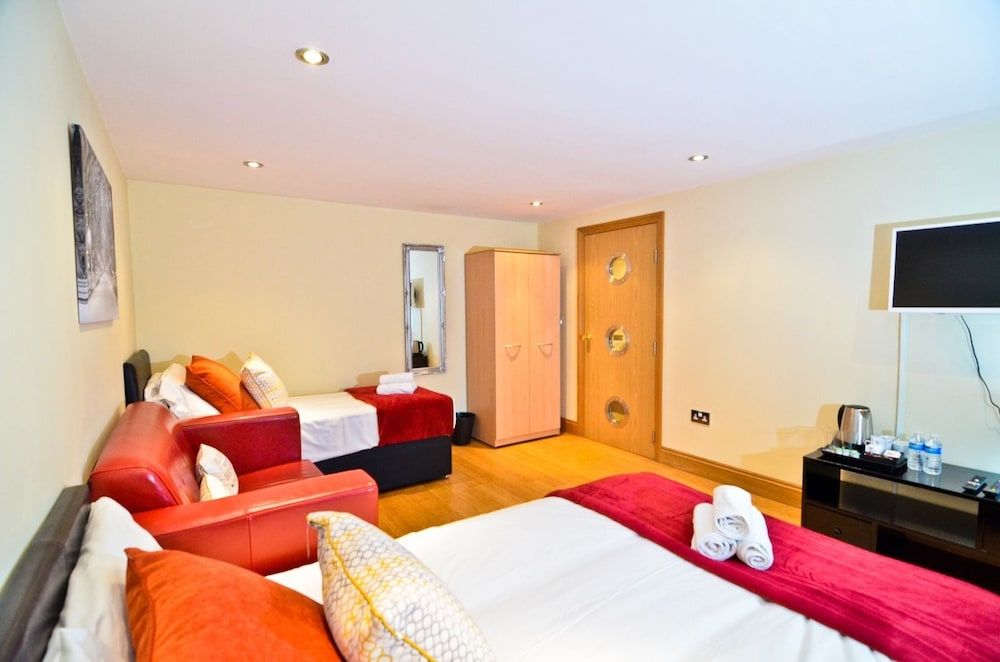 undefined Thames view house 2