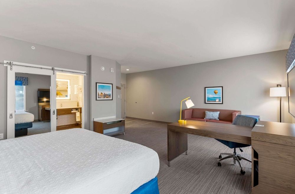 Studio, 1 King Bed, Refrigerator & Microwave (Wet bar)