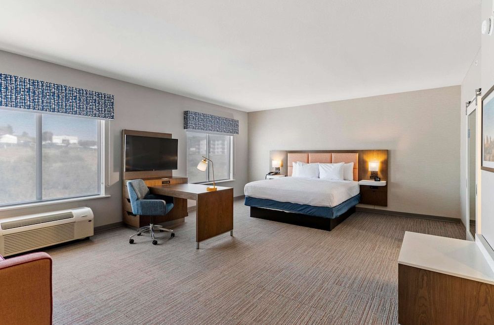 Studio, 1 King Bed, Refrigerator & Microwave (Wet bar)