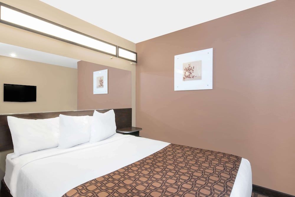 Standard Room, 1 Queen Bed
