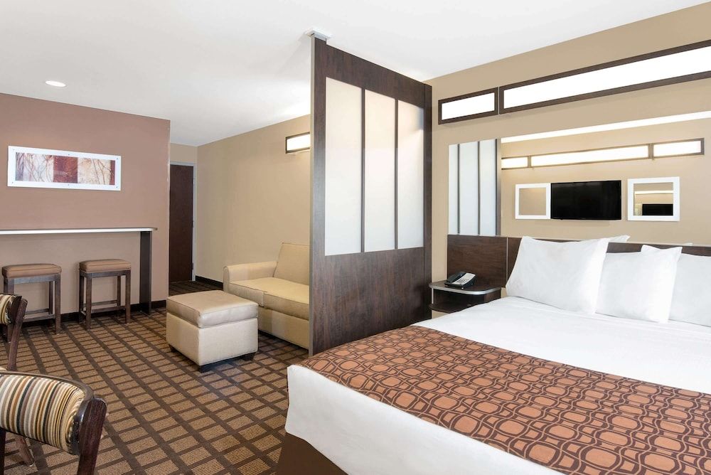 Suite, 1 Queen Bed