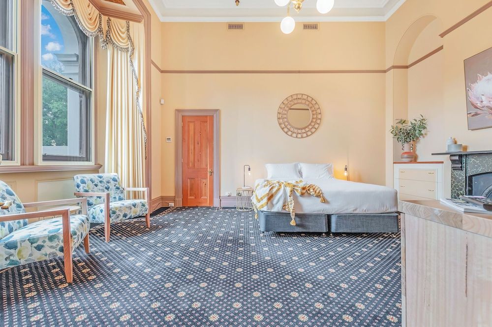 Clocktower Suites Suite, 1 King Bed 3