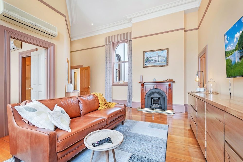 Clocktower Suites Exchange Suite 4