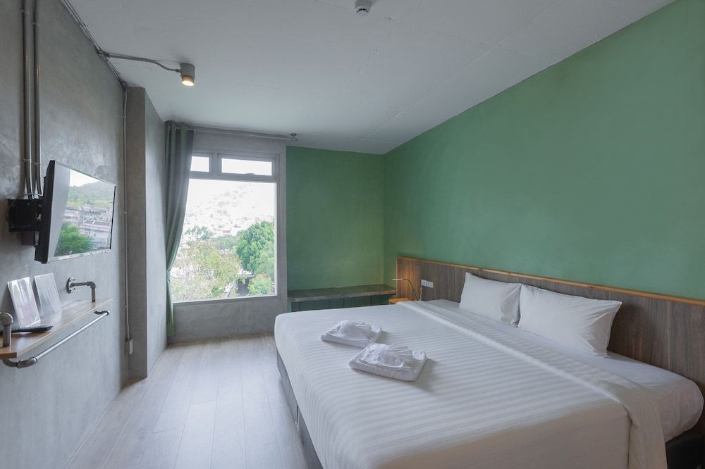 EcoLoft Hotel Deluxe Double Room 3