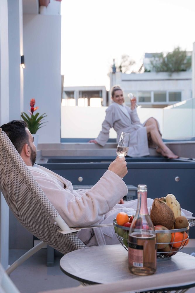 Paleo Suites Luxury Apartment, 2 Bedrooms, Hot Tub 5