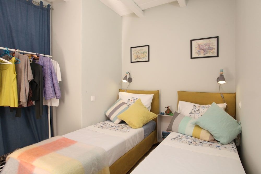 undefined Athenian niche in Plaka 3