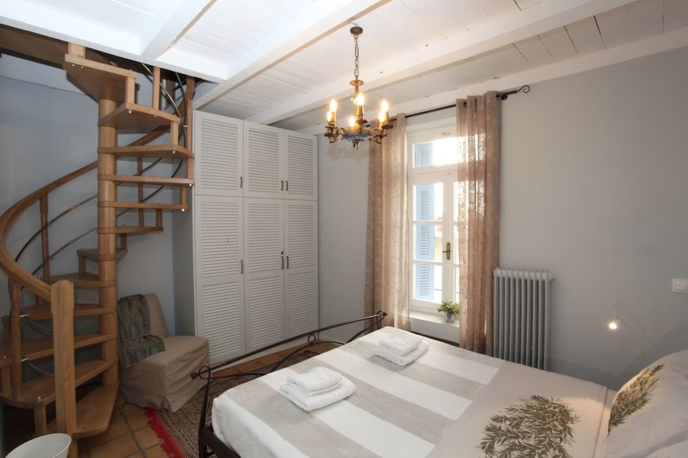 undefined Athenian niche in Plaka 4