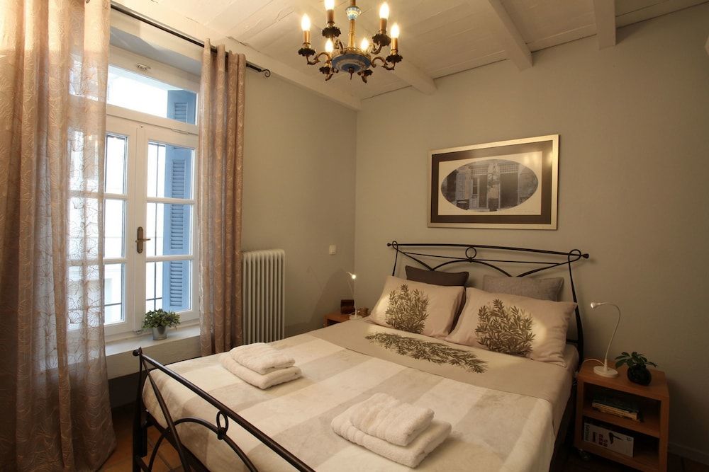 undefined Athenian niche in Plaka 6