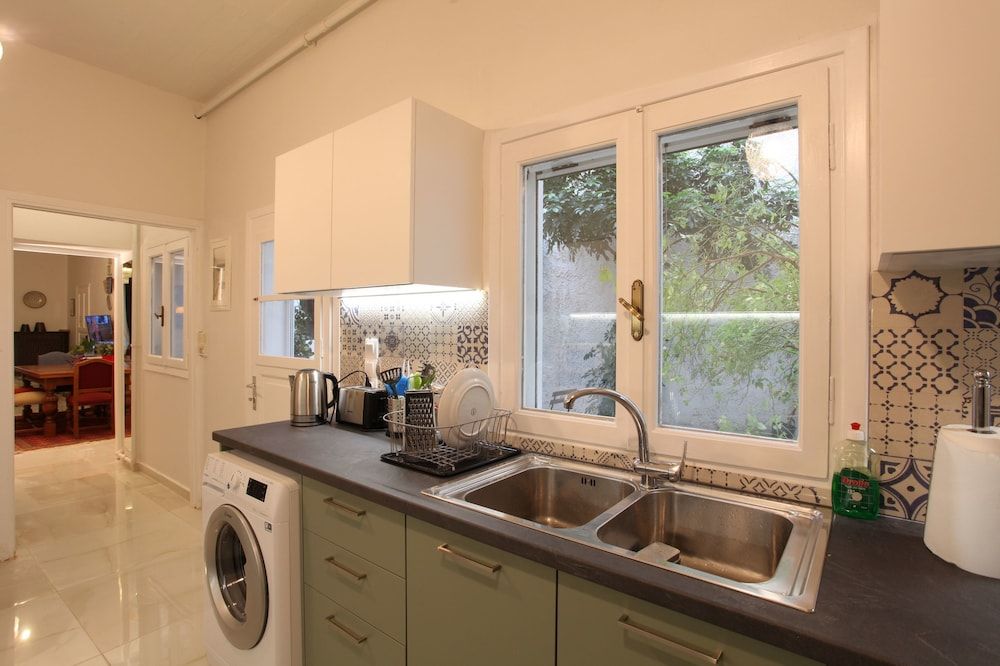 undefined Athenian niche in Plaka 8