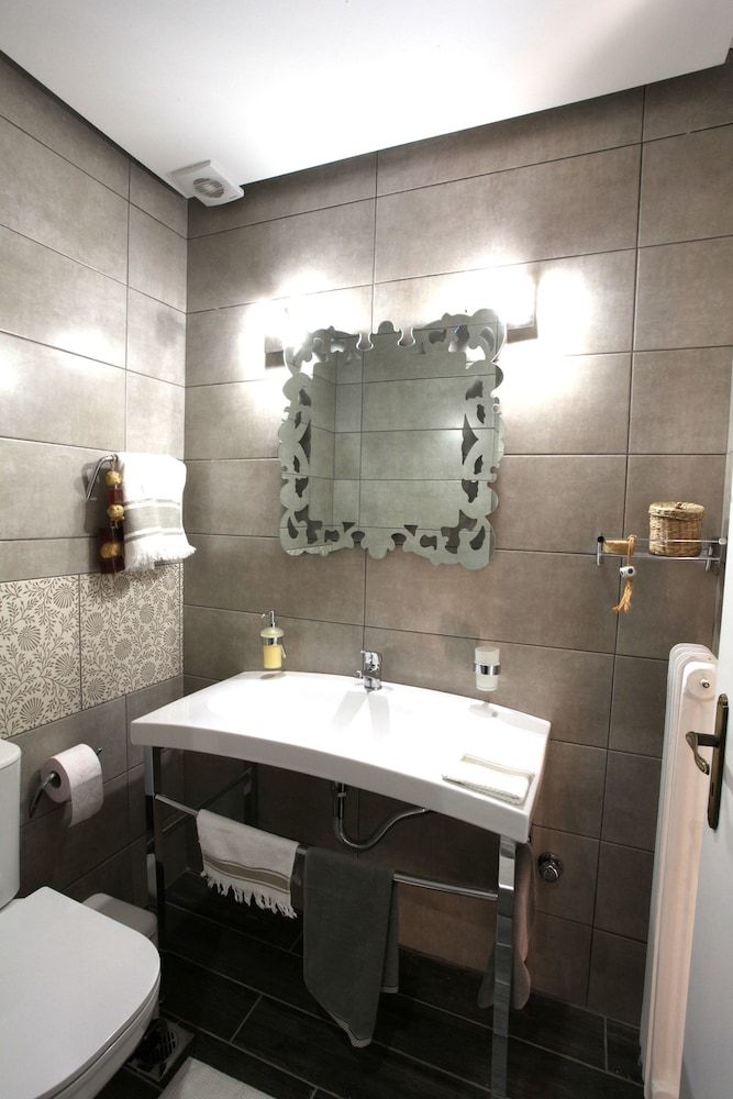 undefined Athenian niche in Plaka 7