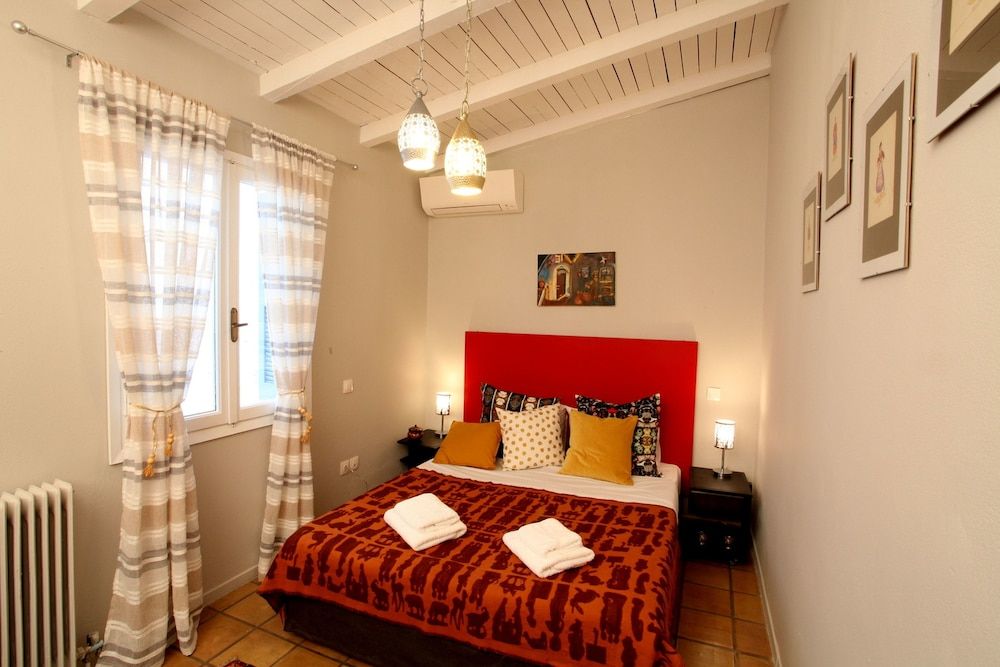 undefined Athenian niche in Plaka 5