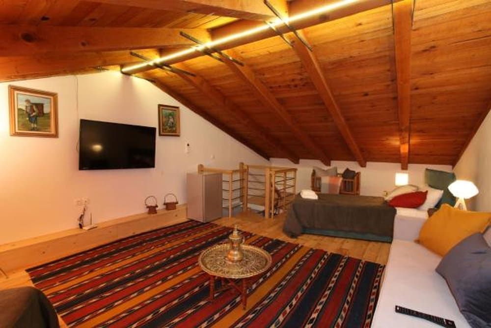 undefined Athenian niche in Plaka 9