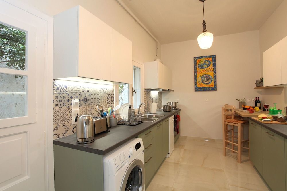 undefined Athenian niche in Plaka 10