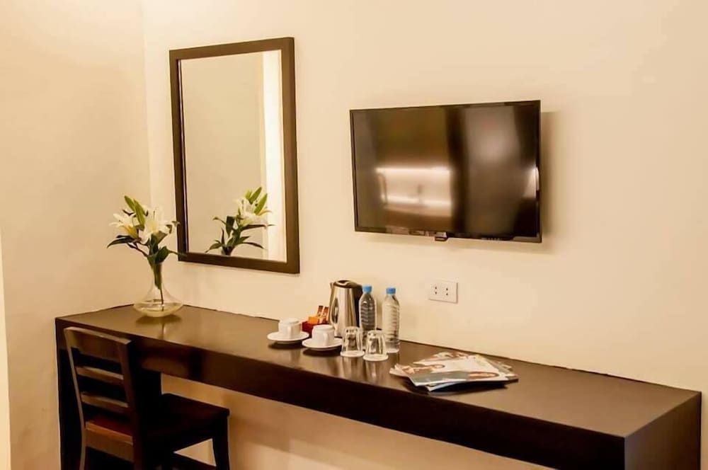 Piña Suites Family Room 4