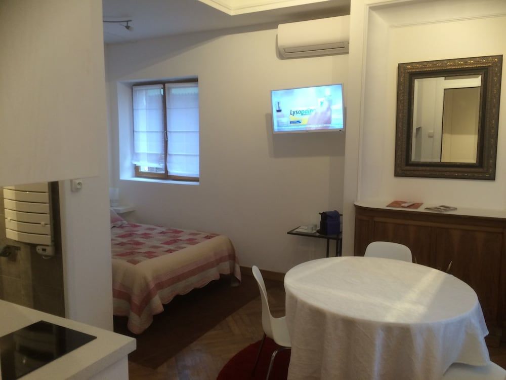 Le Clos Feuillat Triple room, private bathroom - Free Parking 4