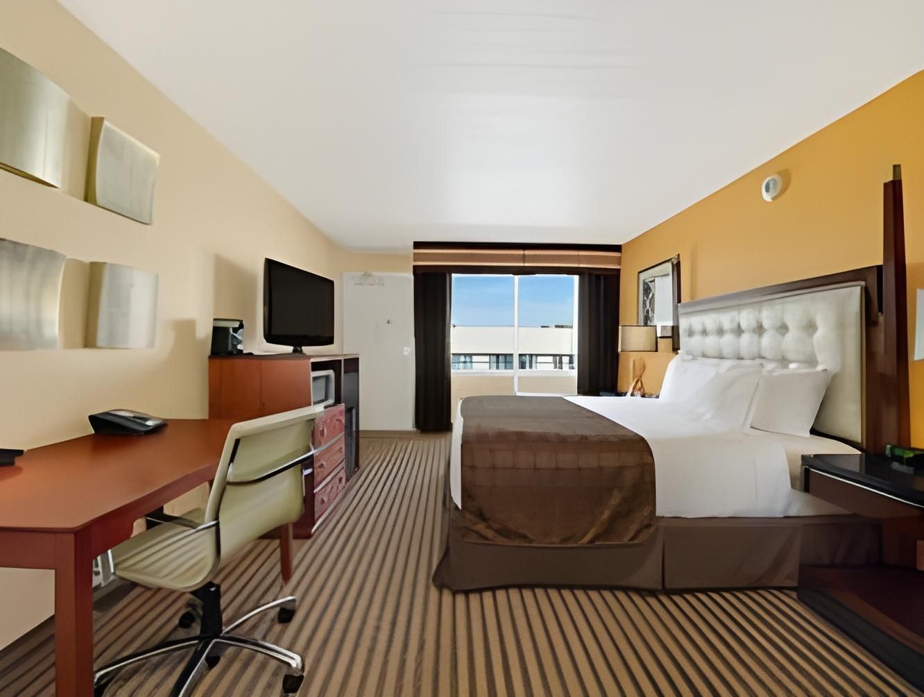 1 King Bed Non-Smoking