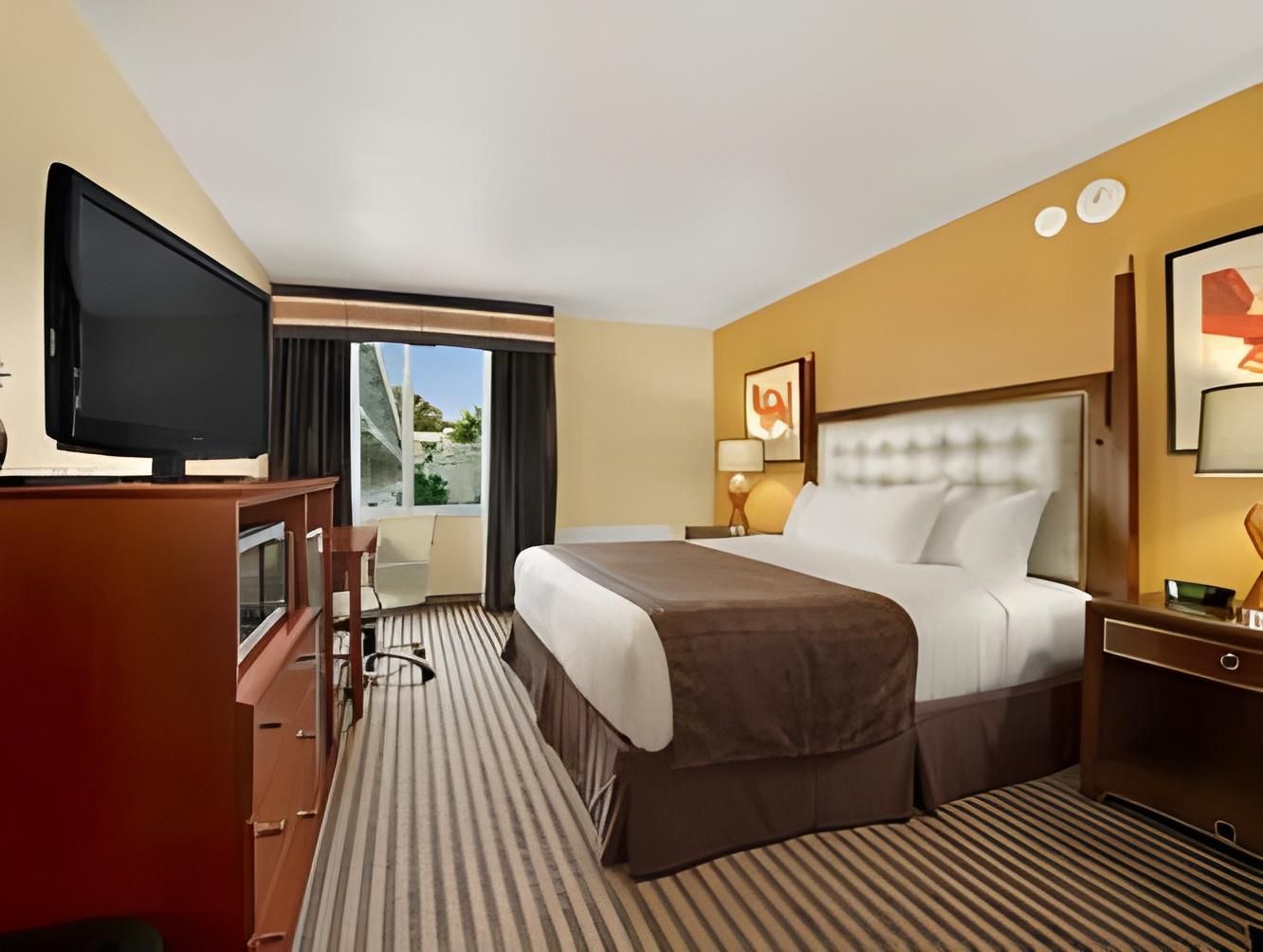 1 King Bed - Non-Smoking