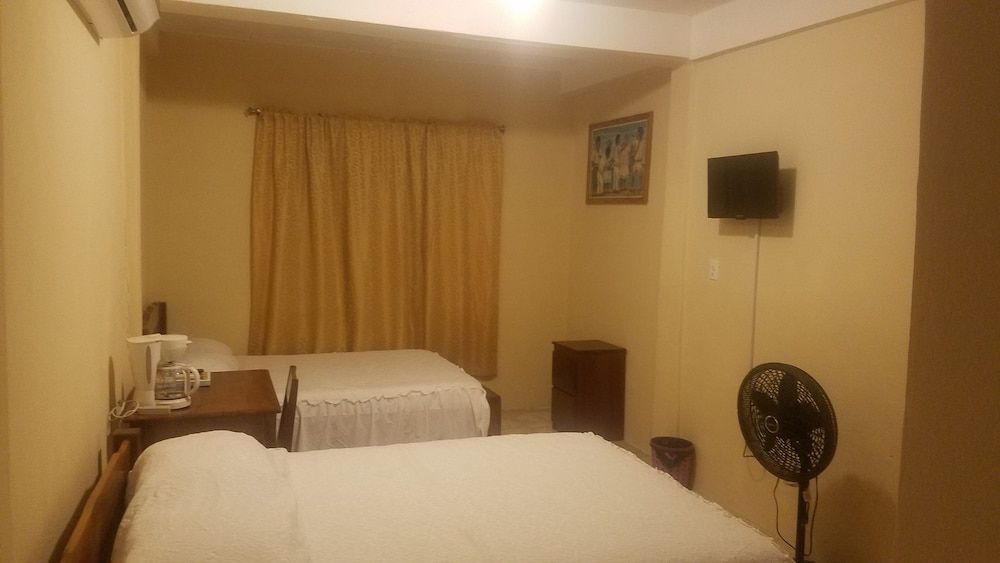 Pal's on the Beach - A Gold Standard Hotel Deluxe Triple Room 5