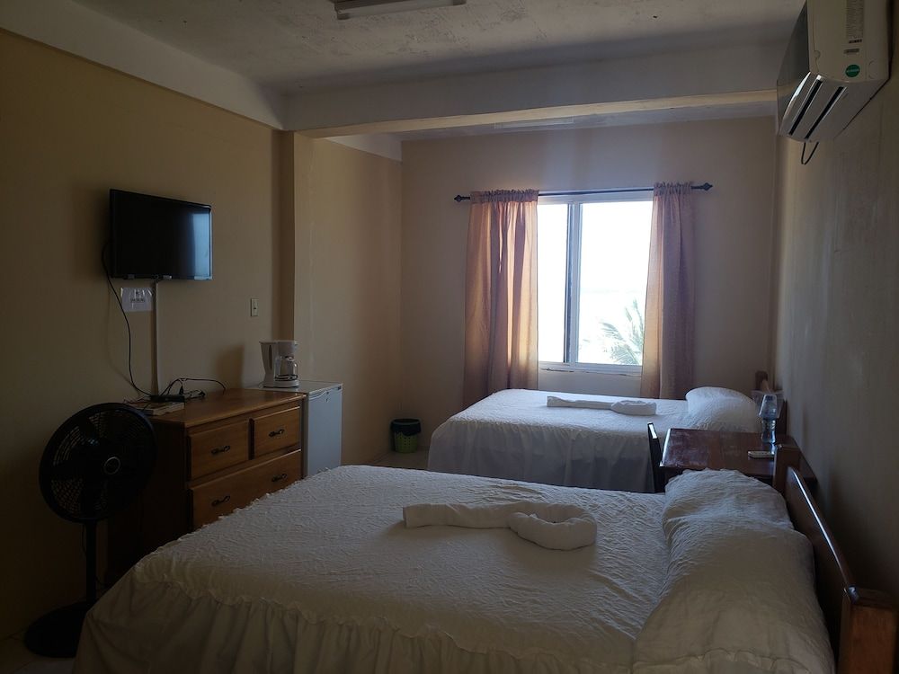 Pal's on the Beach - A Gold Standard Hotel Deluxe Triple Room 9