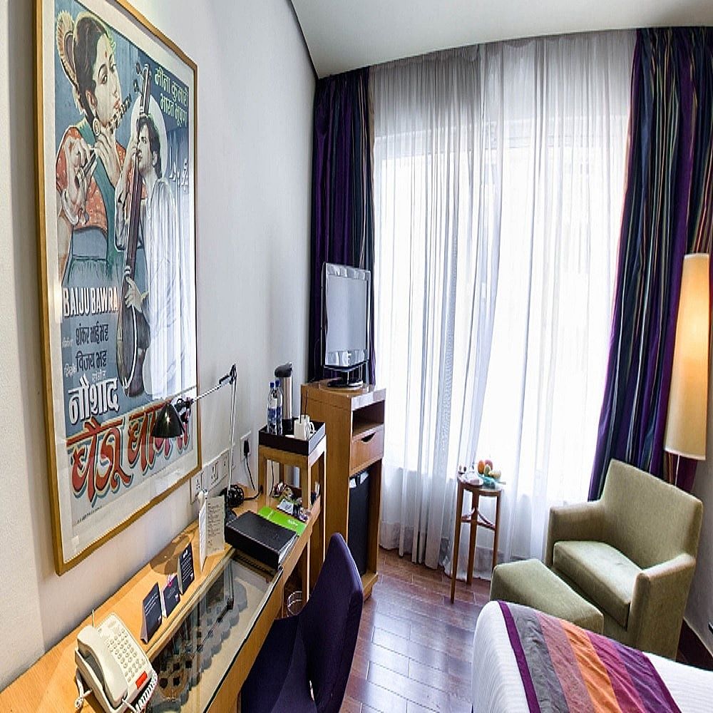 Deluxe Room with Queen Bed