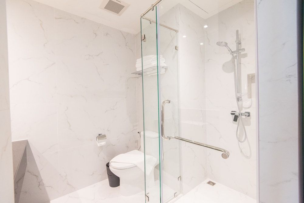 Madison Bangkok Superior Double Room 9