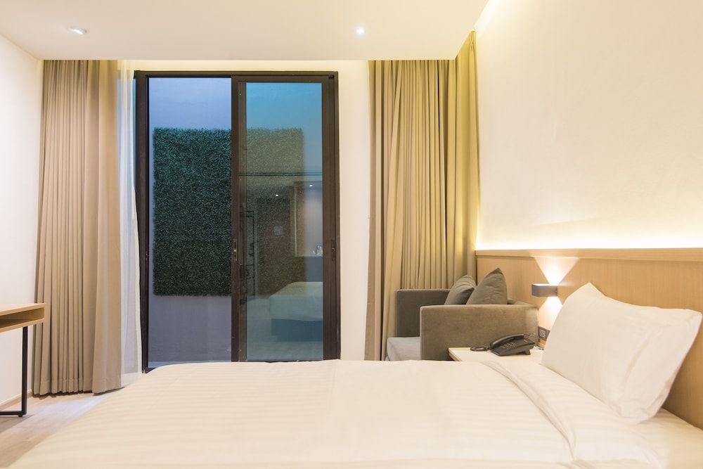 Madison Bangkok Superior Twin Room 8