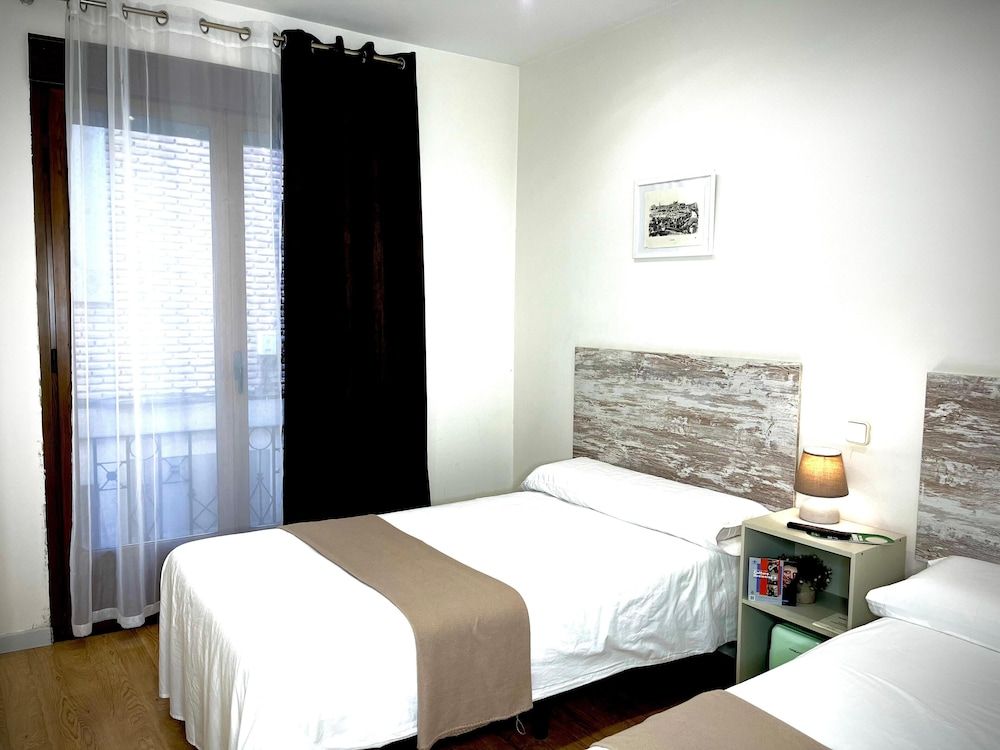 ToledoRooms Palacios Superior Twin Room, Balcony
