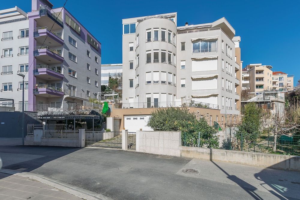 undefined Apartments Excelsior 3