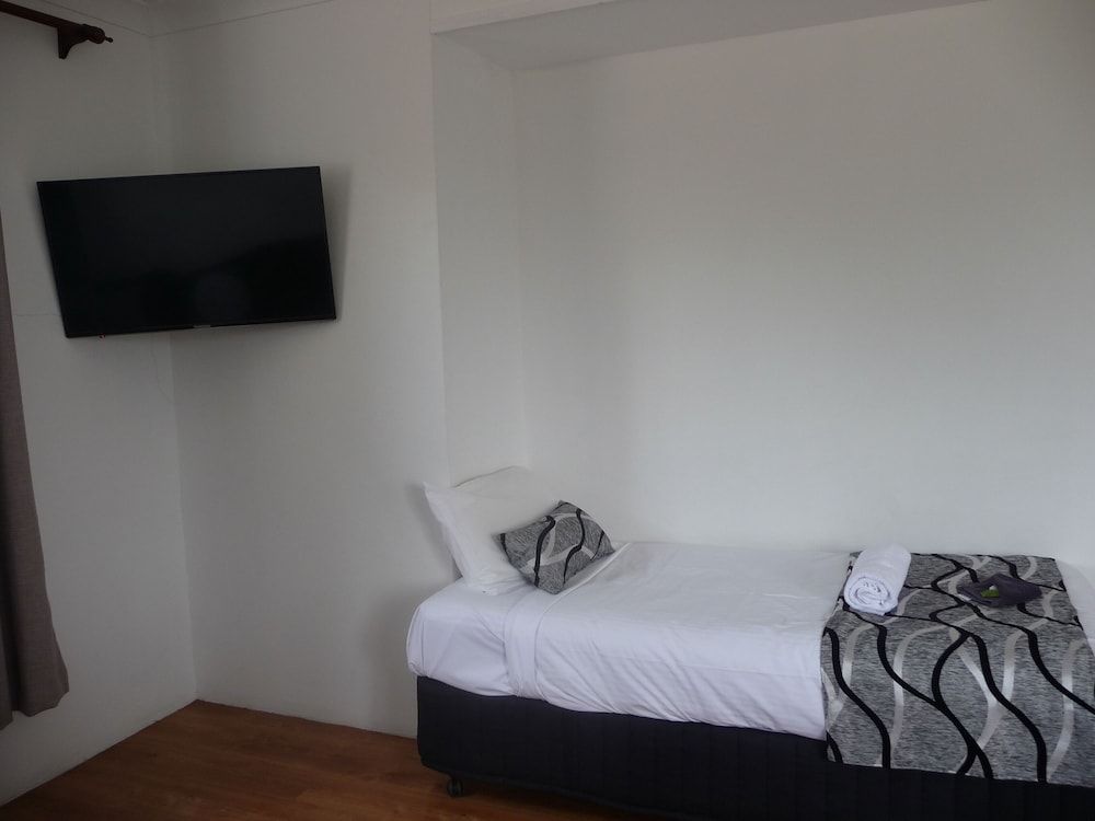 Forster and Wallis Lake Motel Family Single Room 3