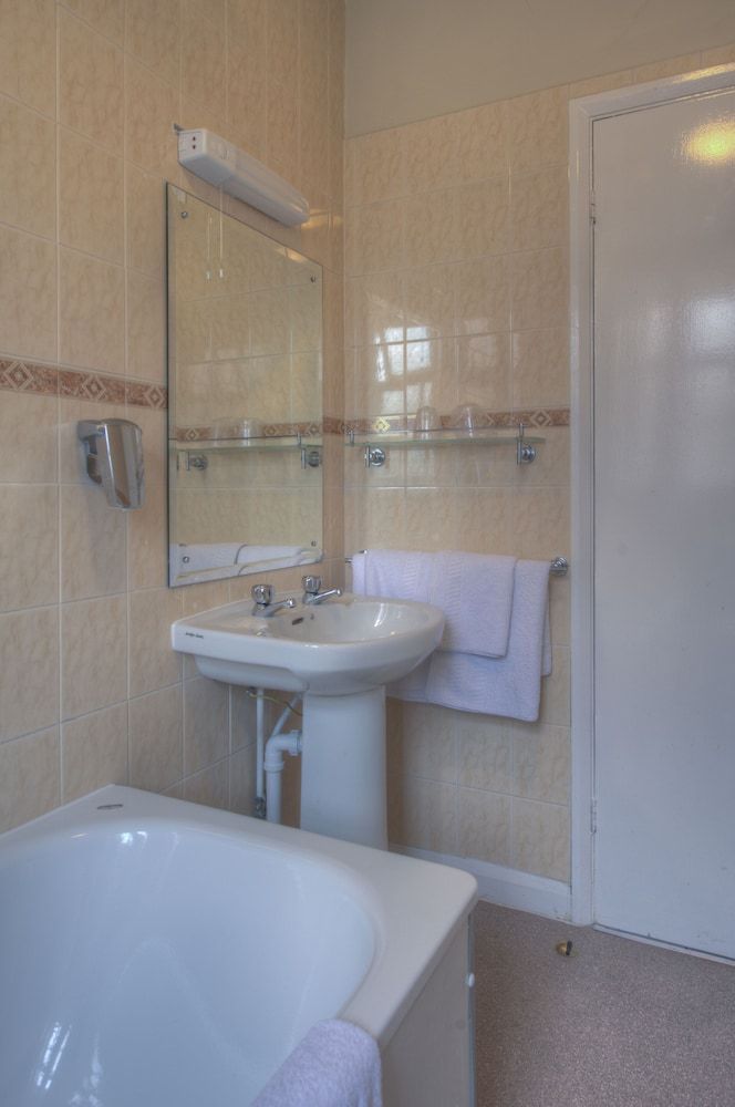 Kingstown Hotel by Greene King Inns Standard Twin Room 4