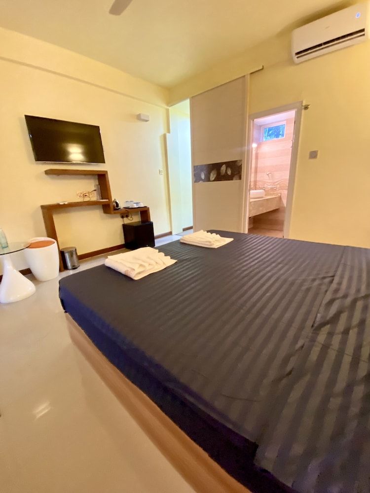 Sands Grand Hotel Deluxe Room 7