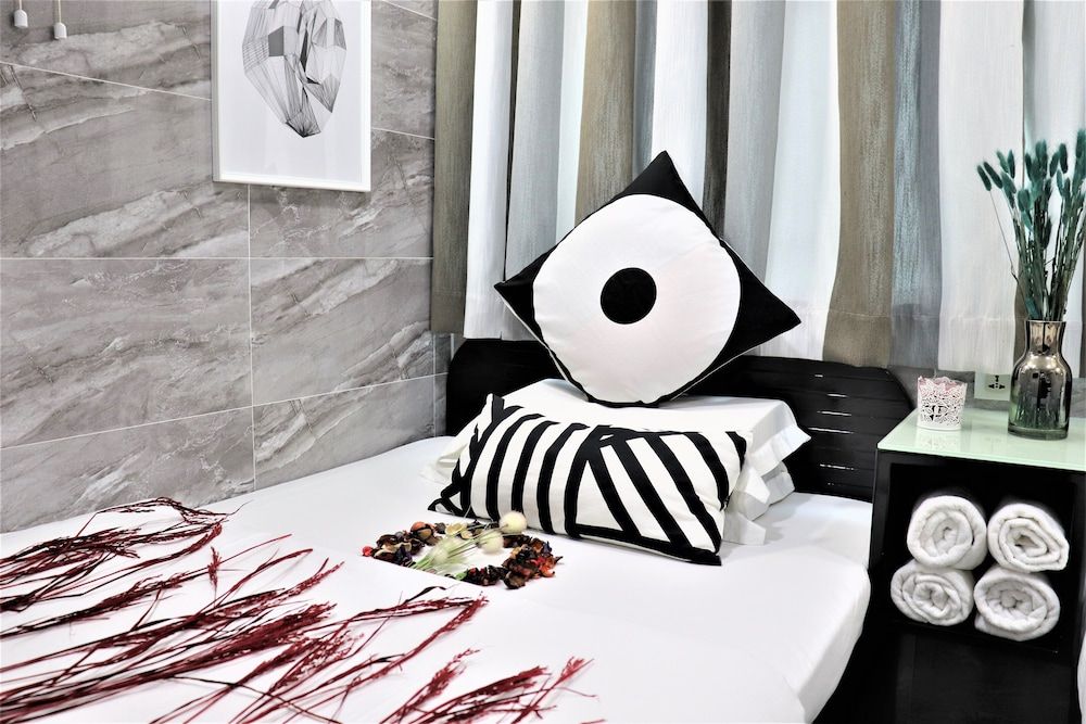 undefined Metrocity Lounge 8