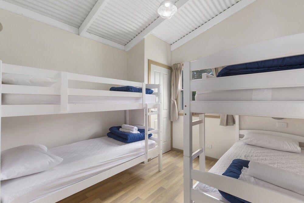 Deluxe 2 Bedroom Cabin - Olde Town Jacks' Garage