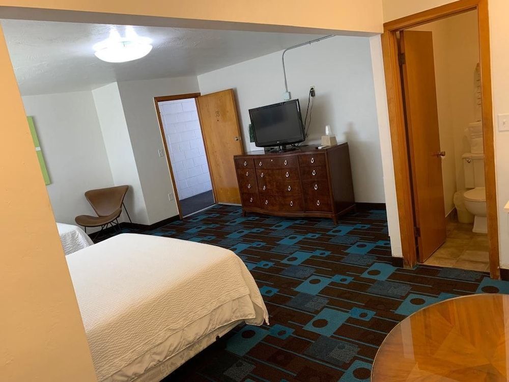 The Sands Motel Room, 1 King Bed 4