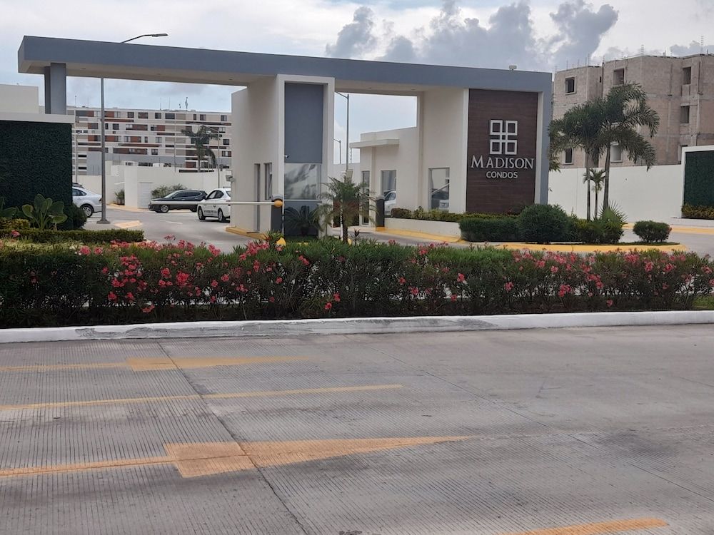 Gorgeous Apartment Hoestel Long Island! Condo, 2 Bedrooms, Balcony, Garden View 22