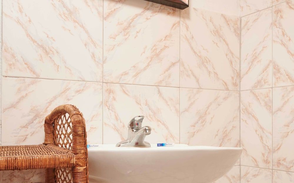 The Yellow Bird Sleeper Room with External Bathroom 4