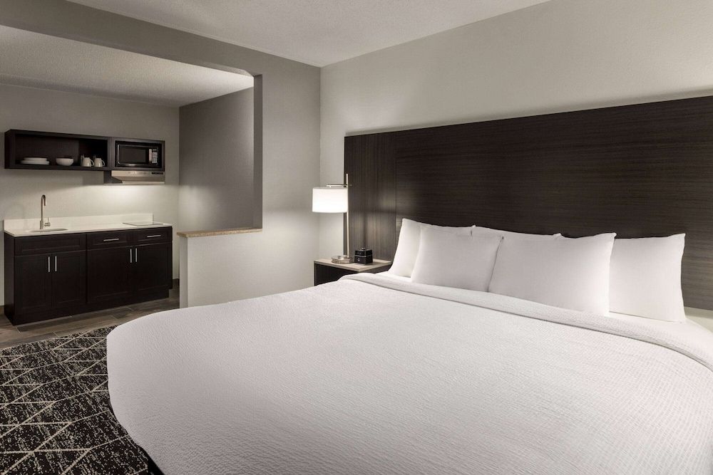 La Quinta Inn & Suites by Wyndham Lake George Room, 1 King Bed, Mobility Accessible, Non Smoking (Bathtub w/Grab Bars)