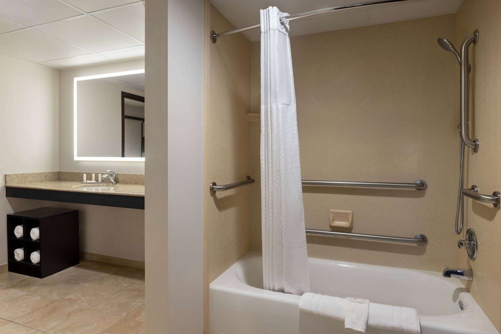 La Quinta Inn & Suites by Wyndham Lake George Room, 1 King Bed, Mobility Accessible, Non Smoking (Bathtub w/Grab Bars) 4