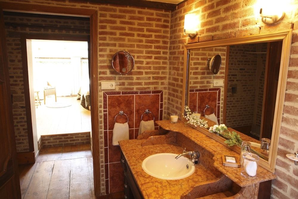 Carmelites Guest House Comfort Double or Twin Room, Private Bathroom 8