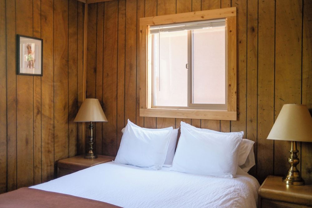 Rocky Mountain Inn Classic Cabin 3