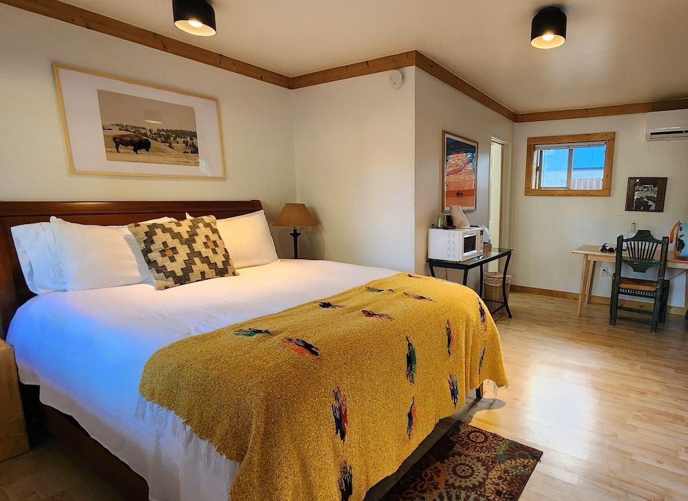 Rocky Mountain Inn Standard Double Room 2