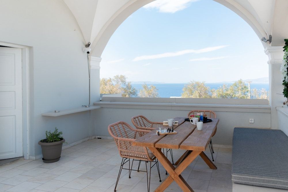 Central Oia Hostel Basic Shared Dormitory 9