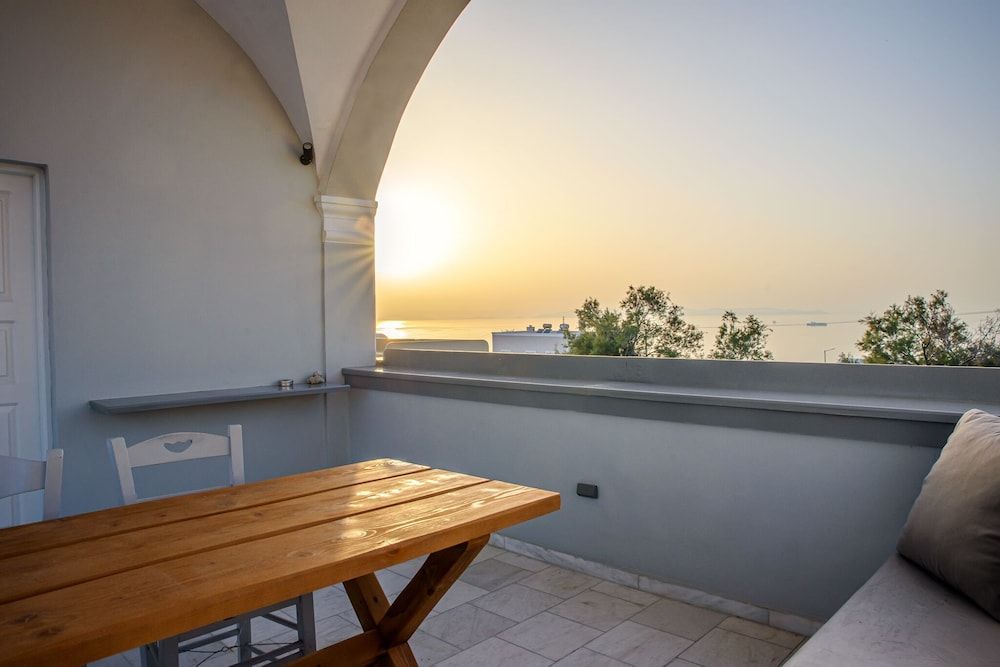 Central Oia Hostel Basic Shared Dormitory 10