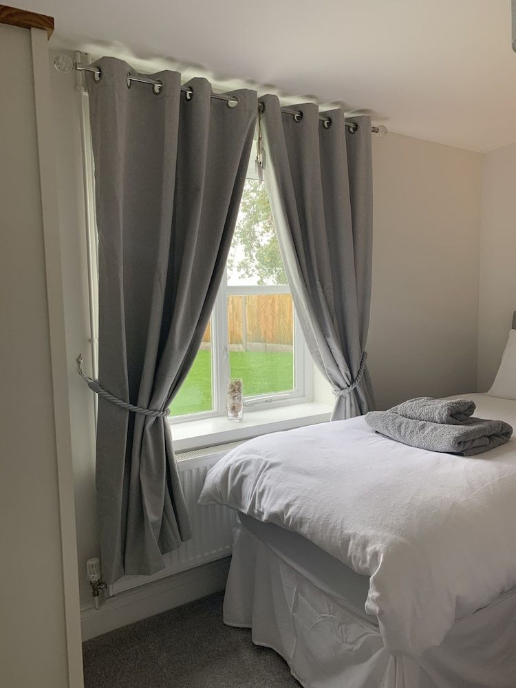 Luxury Bungalow, Accessible, Private Bathroom (With Hot Tub)