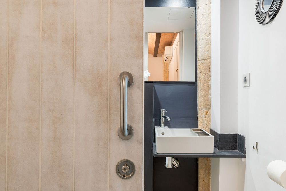 Hostal 977 Twin Room, Courtyard View (2) 5