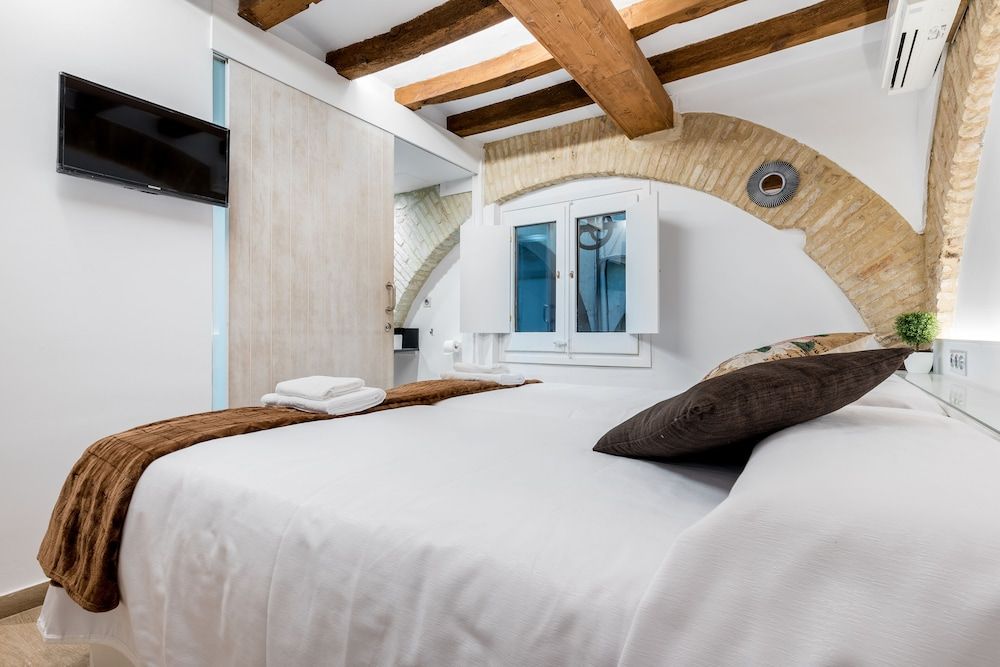 Hostal 977 Twin Room, Courtyard View (2) 3